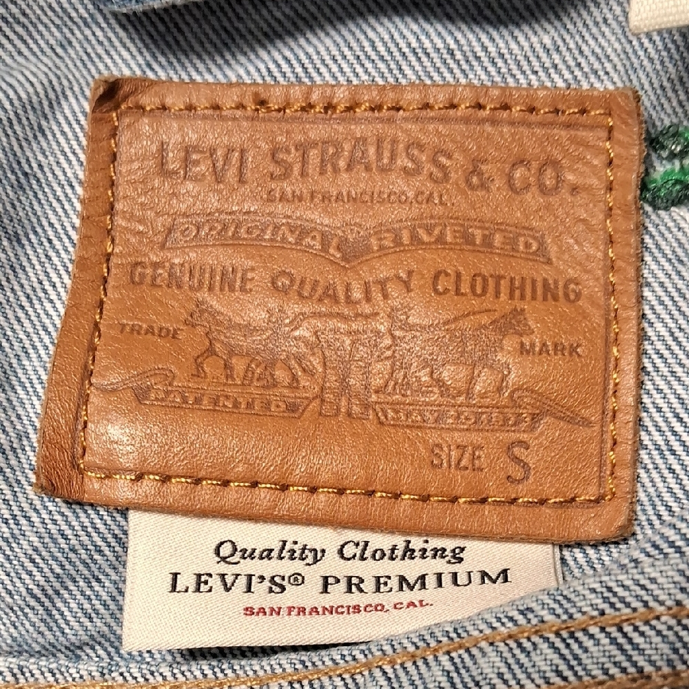 LEVI STRAUSS EX BOYFRIEND DENIM TRUCKER JACKET IN HEAETS OF FLOWERS - Picture 2 of 9